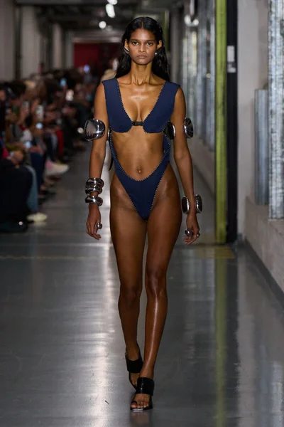 Look 10